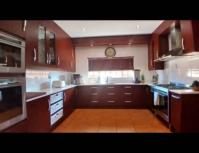 5 BEDROOM HOUSE FOR SALE IN GOLF PARK